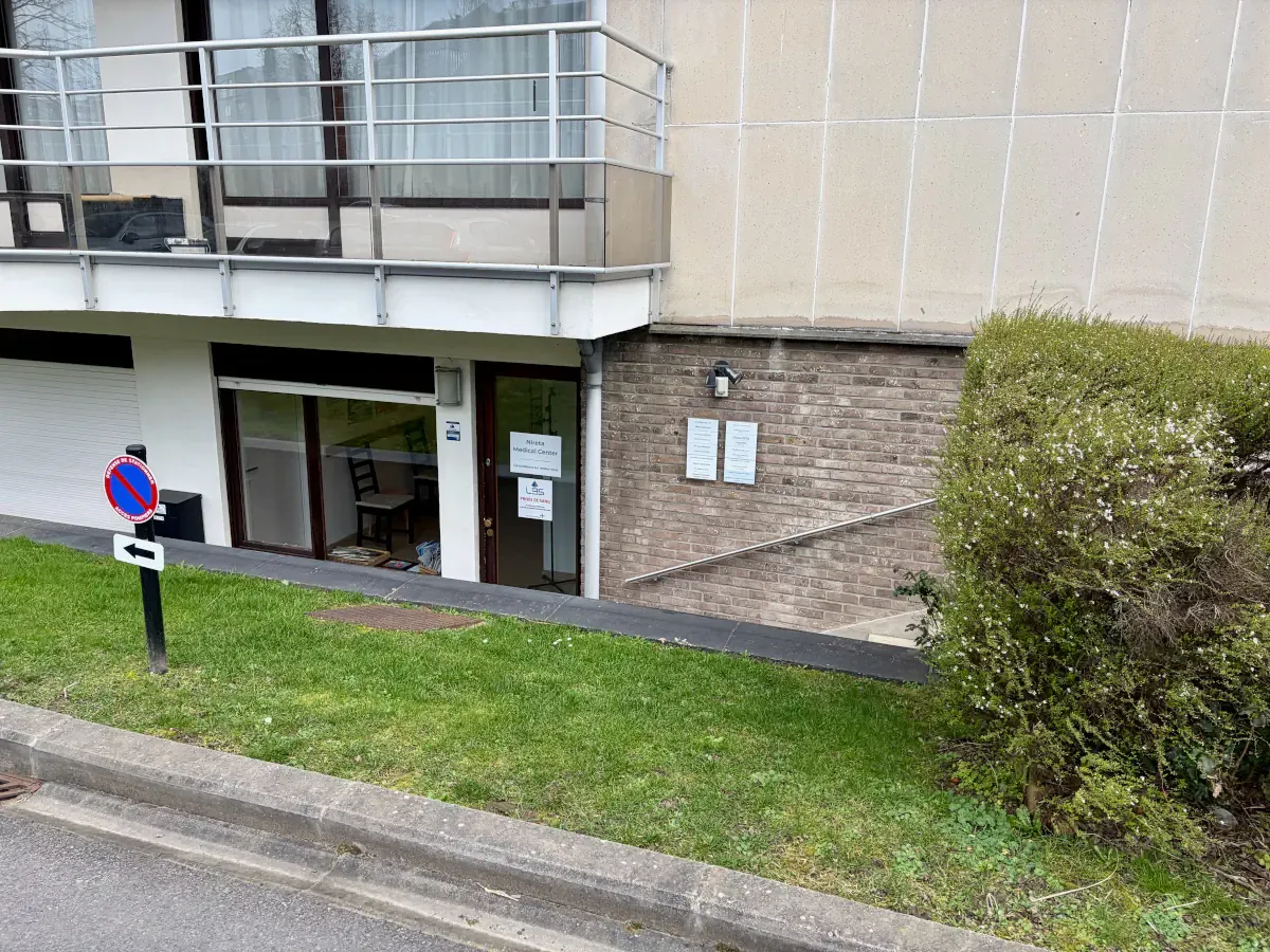 Entrée du cabinet Nireta Medical Center, avenue Marcel Thiry, Woluwe-Saint-Lambert